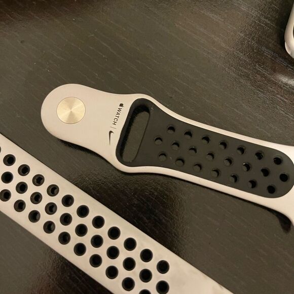 Silver aluminum Nike Apple Watch Series 5 - Picture 4 of 9